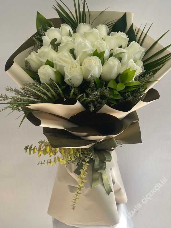 21 White Rose Bouquet