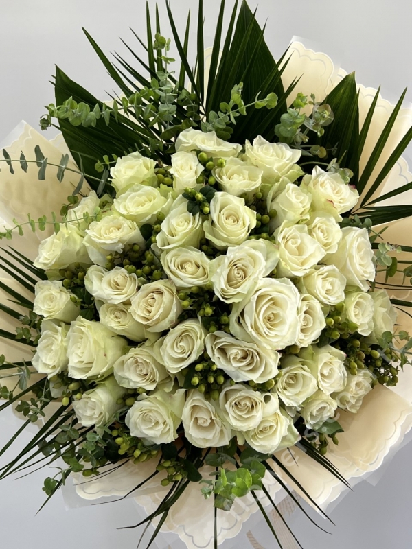 Deluxe 41 Whte Rose Bouquet