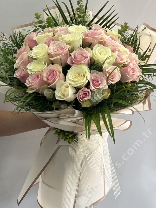 Deluxe White & Pink Rose Bouquet