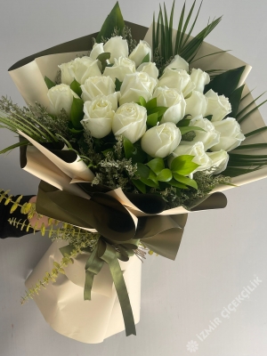 21 White Rose Bouquet