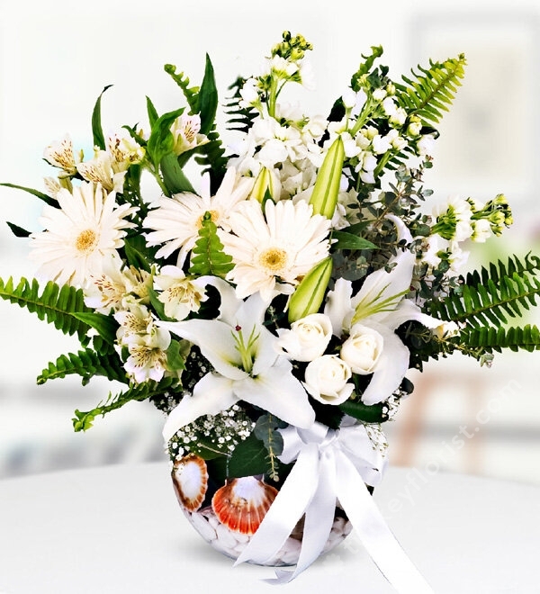 White Lilium-Gillyflower-Gerbera in Aquarium